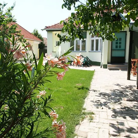 Holdfeny Apartman *